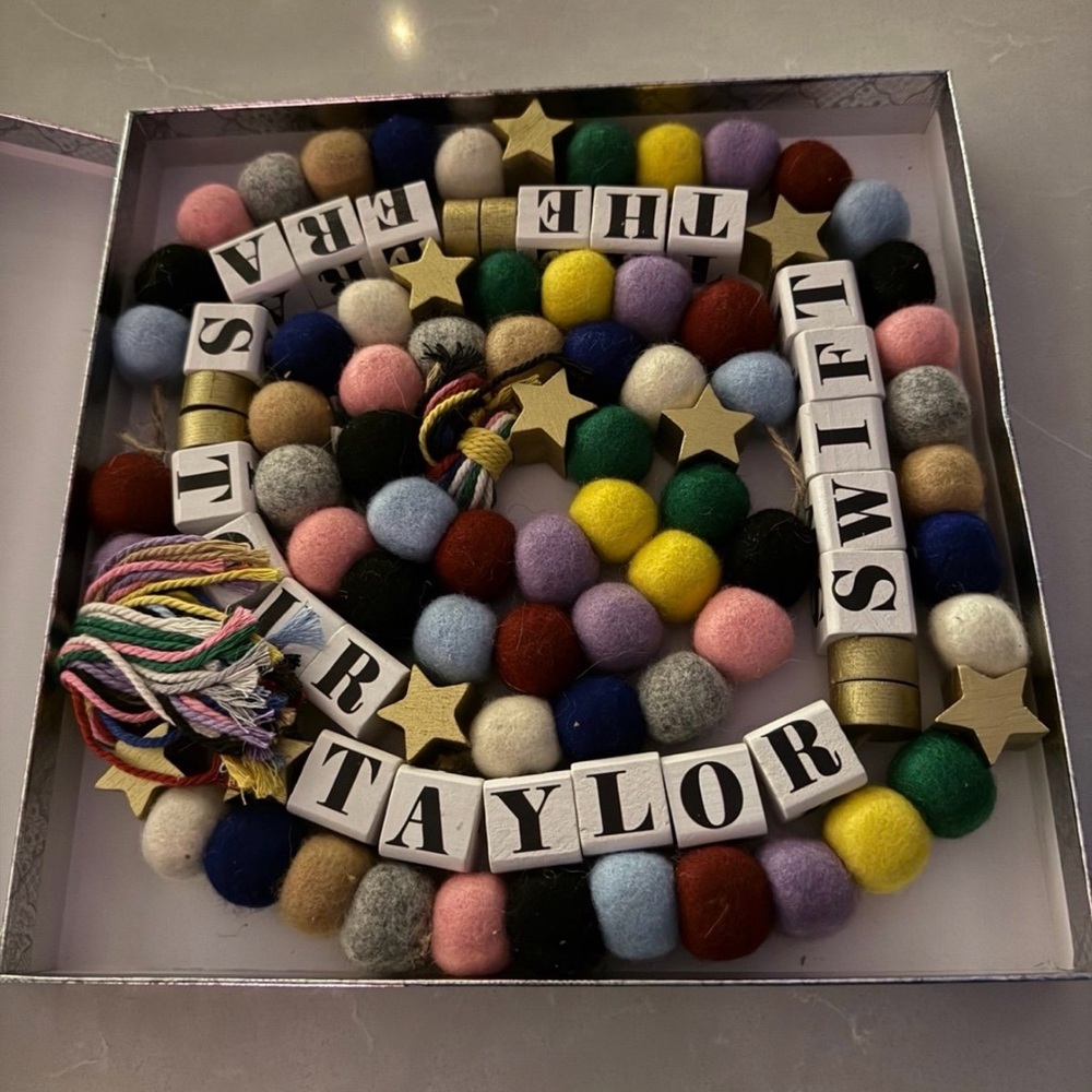 TAYLOR SWIFT | THE ERAS TOUR FRIENDSHIP BRACELET GARLAND